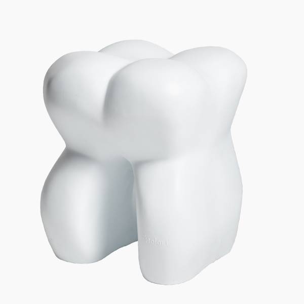 Tabouret en forme de dent (molaire) pour salle d'attente en intérieur ou extérieur. MOLART